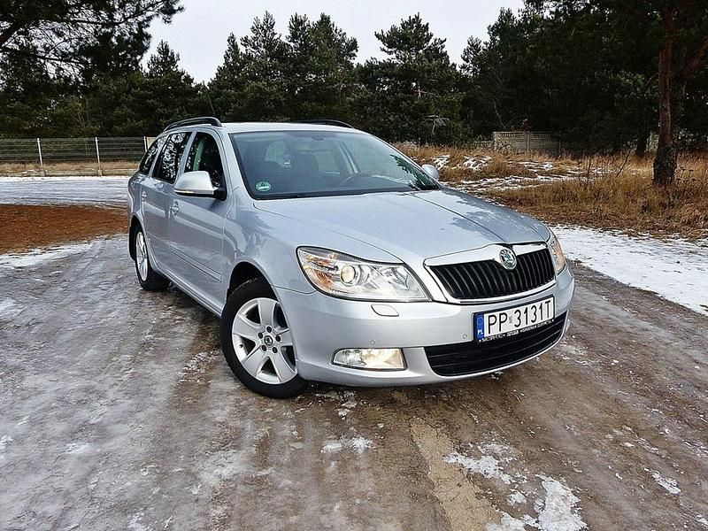 Używany Skoda Octavia Elegance 105 KM (77 kW) 2011 Srebrny (metalik) Kombi