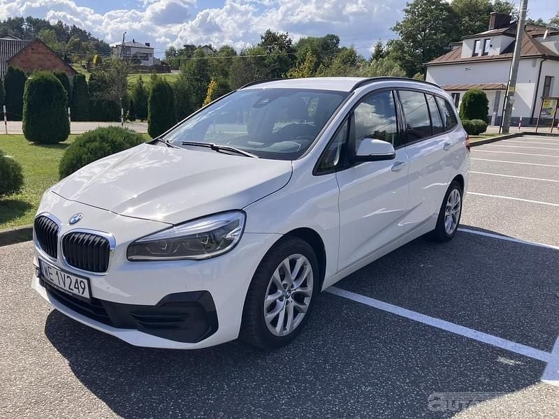 Biały Używany 2020 BMW 218 Gran Tourer Minivan | 70 500 zł - Obraz 1/4