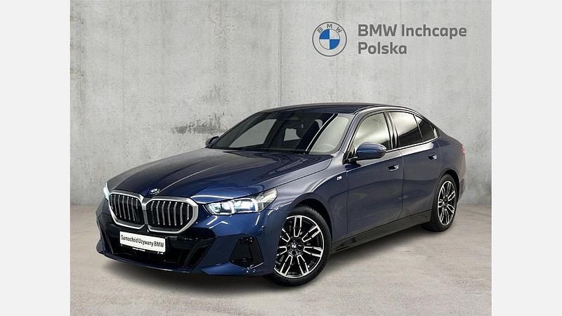 Niebieski phytonic metalizowany Używany 2024 BMW 520 Comfort Edition Sedan/Limuzyna | 239 900 zł - Obraz 1/3