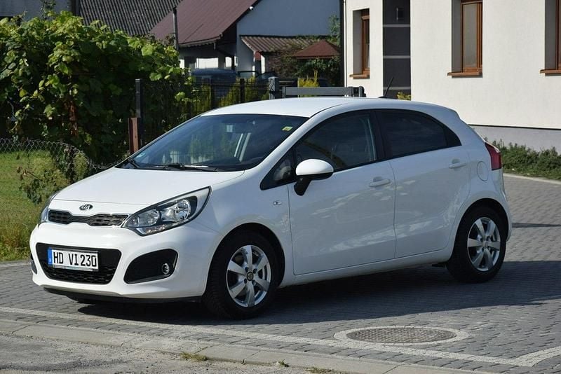 Biały Używany 2013 Kia Rio 2 Hatchback | 28 900 zł (Uczciwa cena) - Obraz 1/4