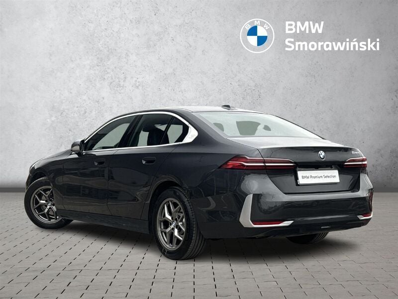 Szary sophisto z brylantowym połyskiem metalizowany Używany 2024 BMW 520 Comfort Edition Sedan/Limuzyna | 204 900 zł - Obraz 1/3