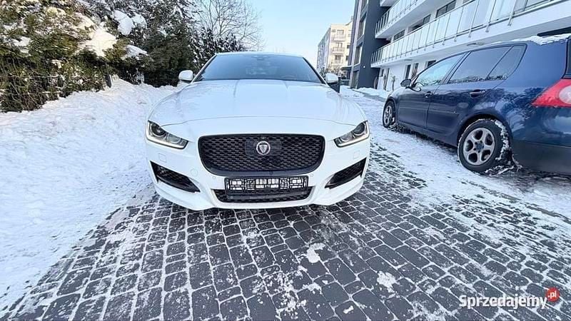 Używany Jaguar XE 2017 Biały Sedan/Limuzyna
