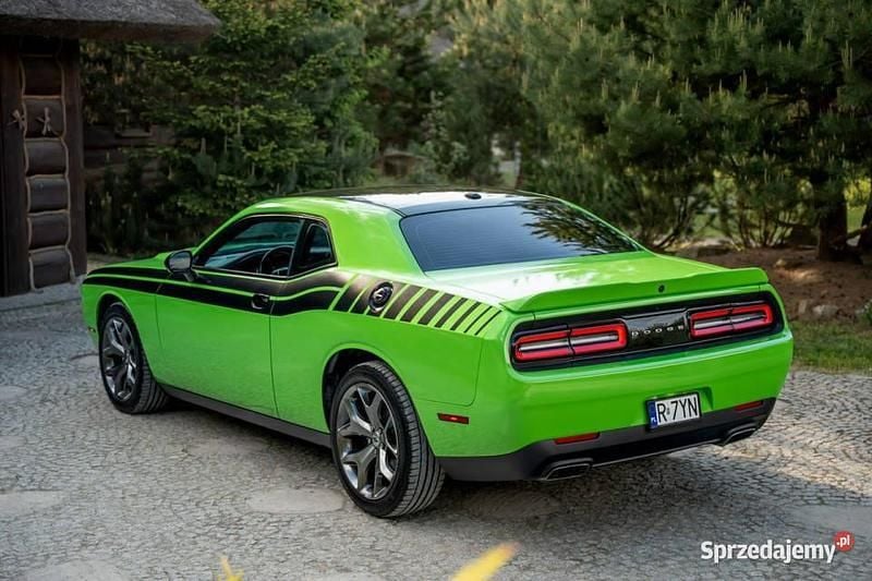 Czarny (metalik) Używany 2017 Dodge Challenger SXT Coupe | 94 777 zł - Obraz 1/4