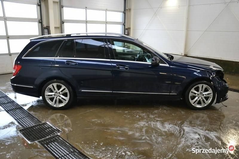 Używany Mercedes C200 Avantgarde 136 KM (100 kW) 2012 Granatowy Kombi