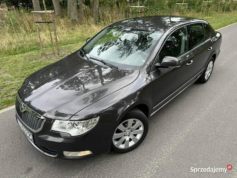 Brązowy (metalik, perła) Używany 2011 Skoda Superb Ambition Sedan/Limuzyna | 22 900 zł (Dobra cena) - Obraz 1/4