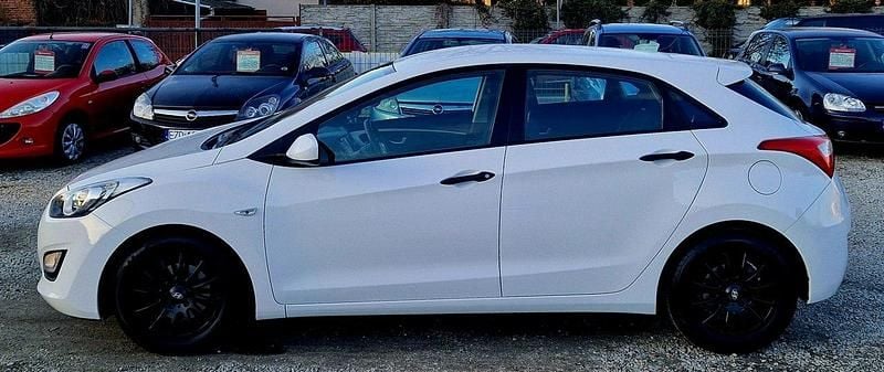 Używany Hyundai i30 99 KM (72 kW) 2014 Biały (metalik) Hatchback