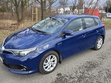 Używany Toyota Auris Hybrid 136 KM (100 kW) 2018 Niebieski Hatchback