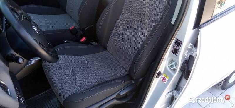 Srebrny Używany 2016 Toyota Yaris Hybrid Hatchback | 44 900 zł (Dobra cena) - Obraz 1/3