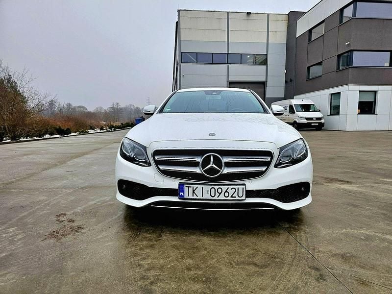Używany Mercedes E220 195 KM (143 kW) 2016 Biały Sedan/Limuzyna