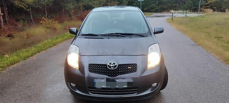 Szary Używany 2008 Toyota Yaris Hatchback | 13 400 zł (Uczciwa cena) - Obraz 1/4