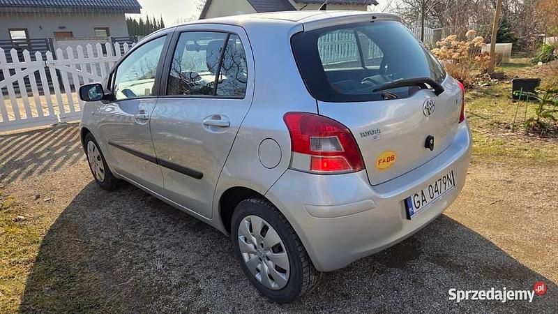 Używany Toyota Yaris 2011 Srebrny Hatchback