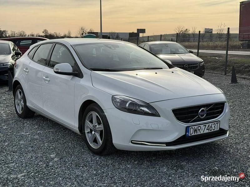 Używany Volvo V40 Kinetic 114 KM (83 kW) 2014 Biały Hatchback