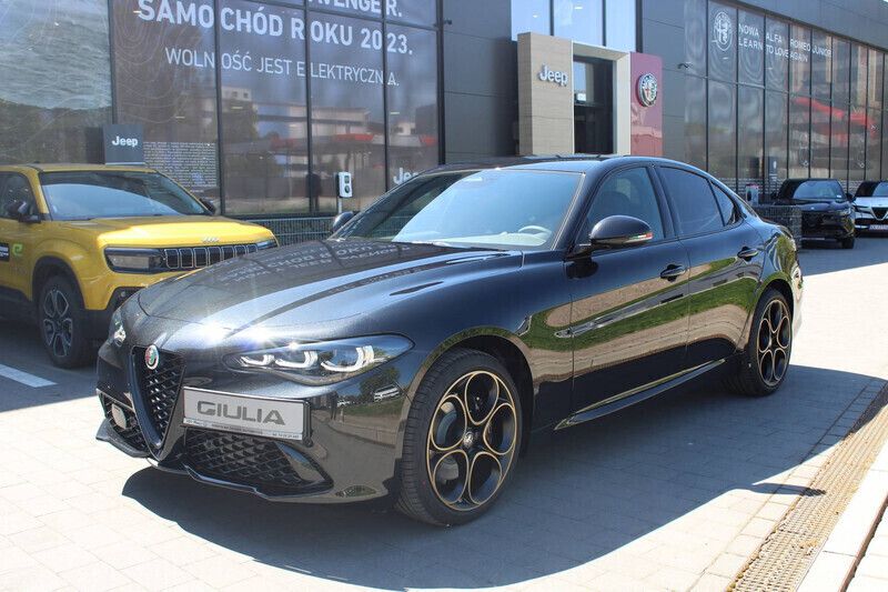 Lakier metalizowany czarny volcano black Nowe 2025 Alfa Romeo Giulia Sedan/Limuzyna | 224 900 zł (Dobra cena) - Obraz 1/4