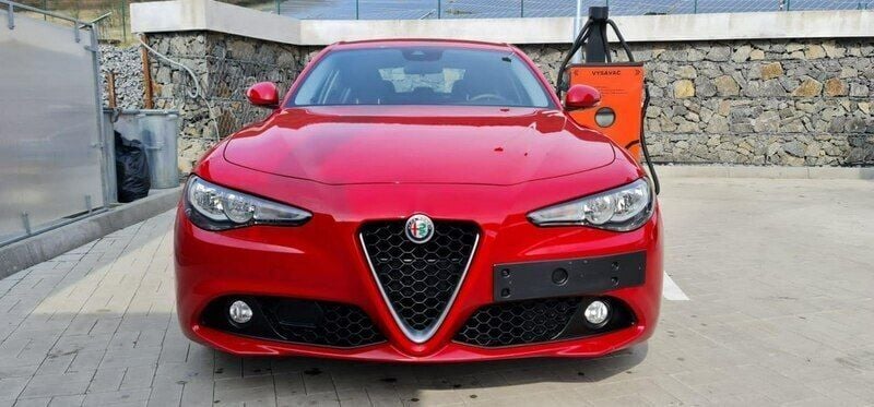 Używany Alfa Romeo Giulia 180 KM (132 kW) 2016 Czerwony Sedan/Limuzyna