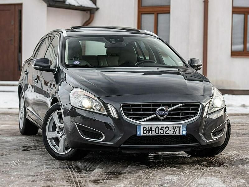 Używany Volvo V60 Summum 180 KM (132 kW) 2012 Szary Kombi