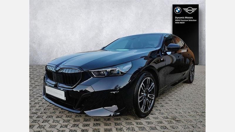 Czarny carbon m metalizowany Używany 2024 BMW 520 Comfort Edition Sedan/Limuzyna | 253 900 zł (Dobra cena) - Obraz 1/4