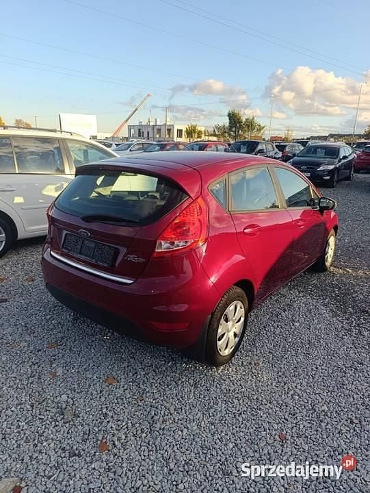 Używany Ford Fiesta 2009 Wiśniowy Hatchback