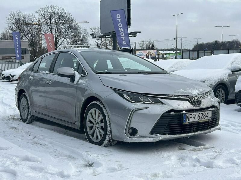 Używany Toyota Corolla 125 KM (91 kW) 2022 Srebrny Sedan/Limuzyna