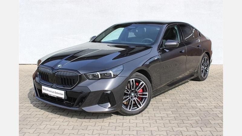 Szary sophisto z brylantowym połyskiem metalizowany Używany 2025 BMW 540 Comfort Edition Sedan/Limuzyna | 379 900 zł (Uczciwa cena) - Obraz 1/3