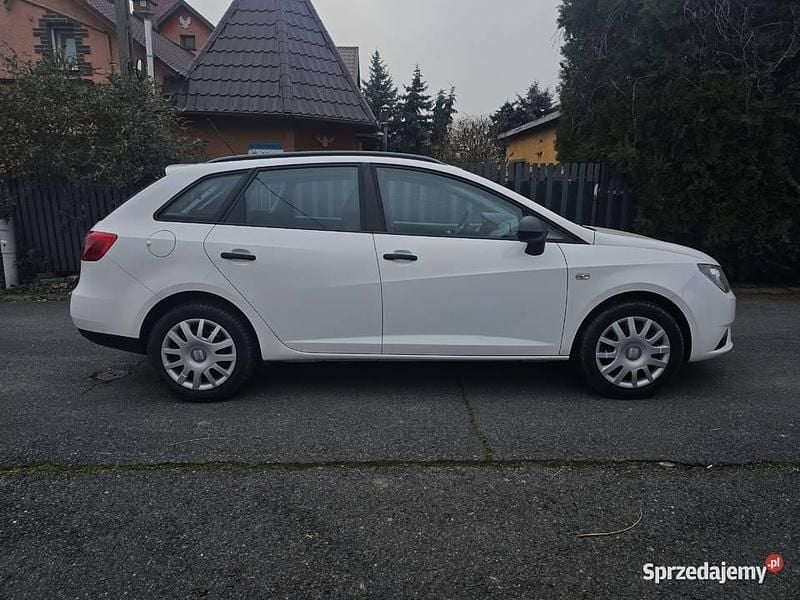 Biały Używany 2013 Seat Ibiza ST Kombi | 15 999 zł - Obraz 1/4