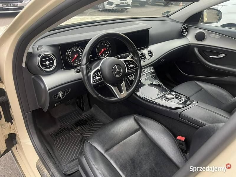 Używany Mercedes E220 197 KM (144 kW) 2019 Kremowy Sedan/Limuzyna