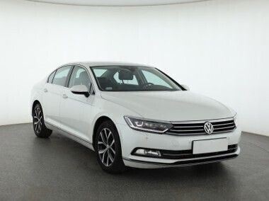 Biały Używany 2017 VW Passat Sedan/Limuzyna | 54 999 zł (Uczciwa cena) - Obraz 1/4