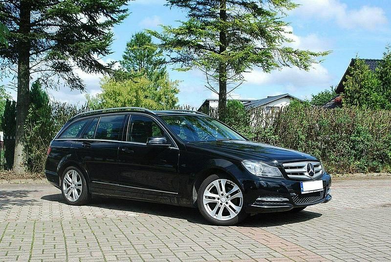 Używany Mercedes C250 204 KM (150 kW) 2012 Czarny (metalik) Kombi