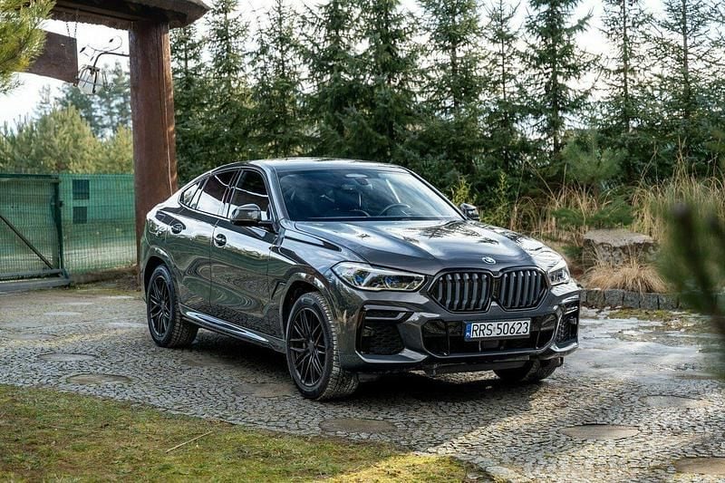 Szary (metalik) Używany 2023 BMW X6 Sport Line SUV | 349 777 zł - Obraz 1/4