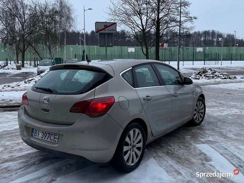 Używany Opel Astra 2011 Złoty Hatchback