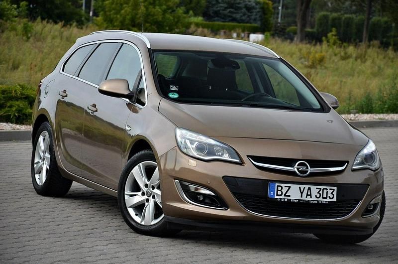 Brązowy (metalik, perła) Używany 2013 Opel Astra Kombi | 19 900 zł (Uczciwa cena) - Obraz 1/4
