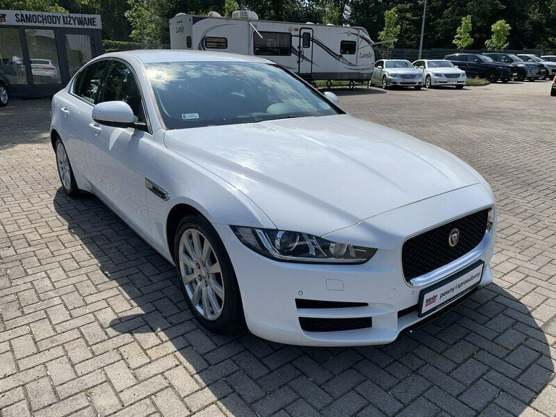 Używany Jaguar XE 180 KM (132 kW) 2016 Biały Sedan/Limuzyna