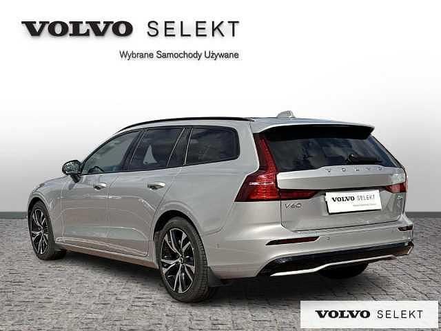 Używany Volvo V60 197 KM (144 kW) 2024 Srebrny Kombi