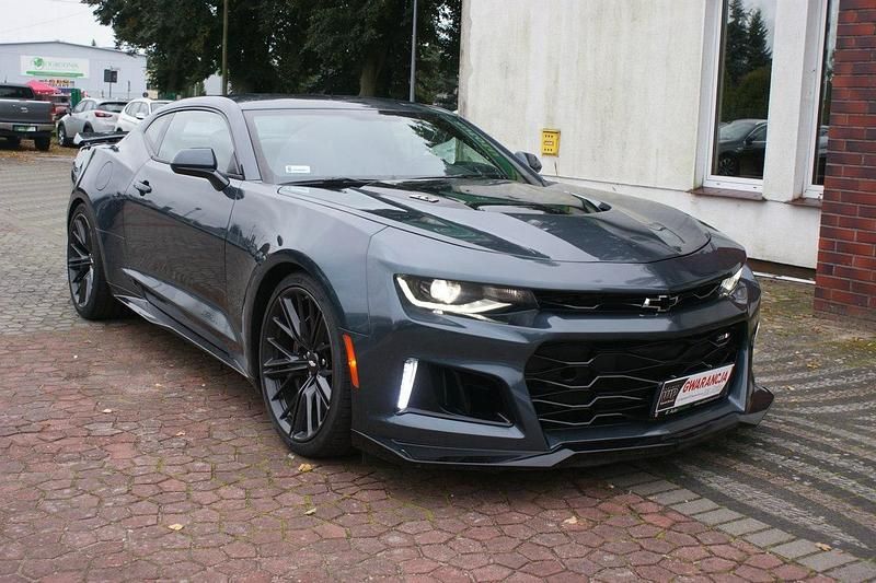 Grafitowy (metalik) Używany 2018 Chevrolet Camaro Coupe | 228 000 zł - Obraz 1/4