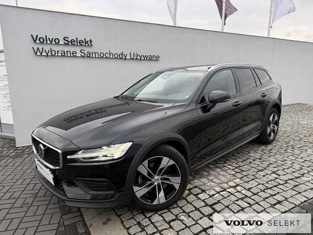 Używany Volvo V60 CC 197 KM (144 kW) 2024 Czarny Kombi