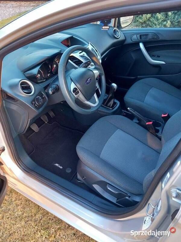 Używany Ford Fiesta 2012 Srebrny Hatchback