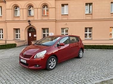 Czerwony Używany 2010 Toyota Verso Plus Minivan | 26 900 zł (Dość drogi) - Obraz 1/4