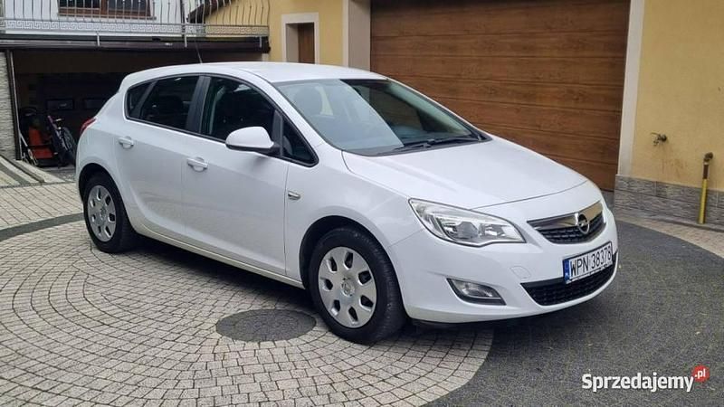 Używany Opel Astra 101 KM (74 kW) 2010 Biały (metalik) Hatchback