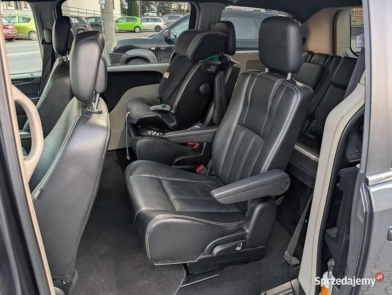 Granatowy Używany 2014 Chrysler Town & Country Minivan | 47 900 zł - Obraz 1/2