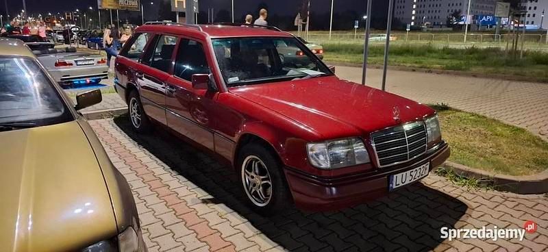Używany Mercedes E220 1994 Czerwony Sedan/Limuzyna