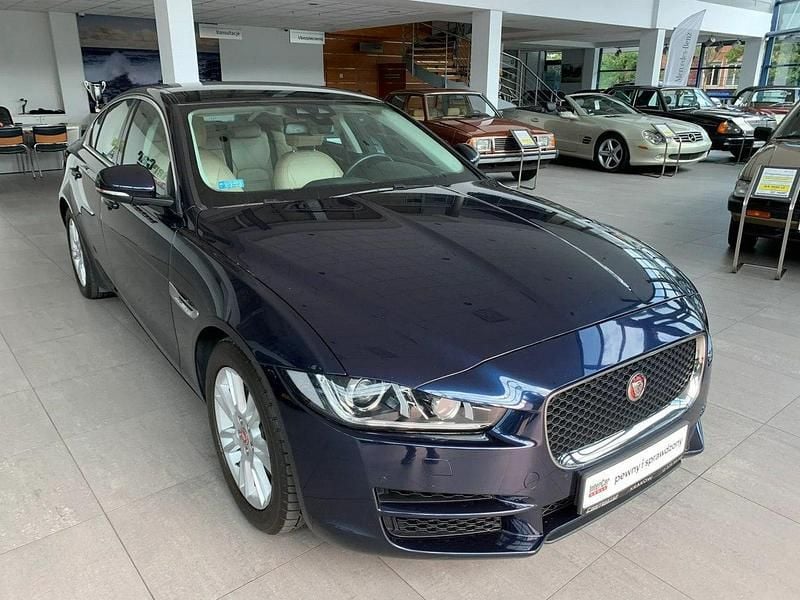 Używany Jaguar XE 180 KM (132 kW) 2017 Niebieski Sedan/Limuzyna