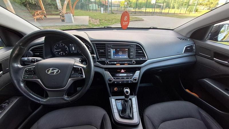 Używany Hyundai Elantra 128 KM (94 kW) 2016 Czarny Sedan/Limuzyna