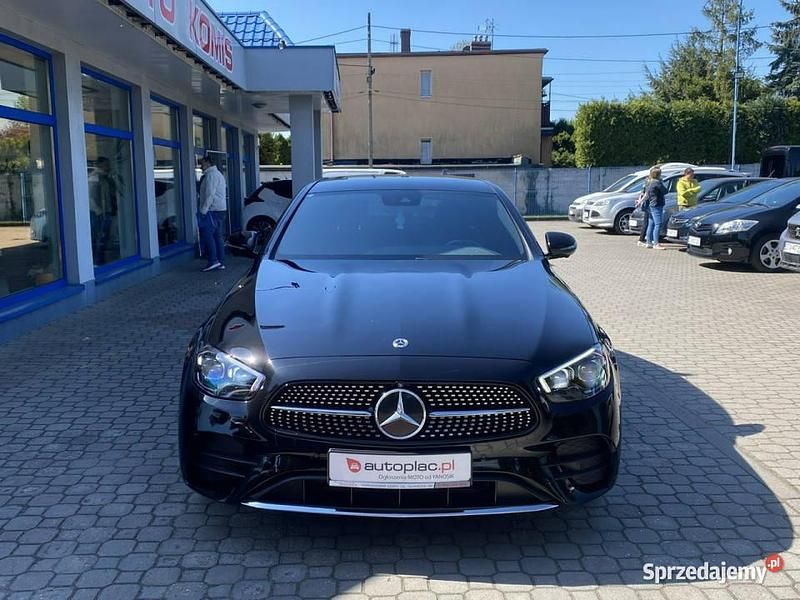 Czarny Używany 2020 Mercedes E220 AMG Sedan/Limuzyna | 155 900 zł (Uczciwa cena) - Obraz 1/4