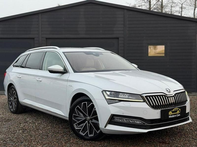 Biały (metalik) Używany 2021 Skoda Superb Kombi | 137 900 zł - Obraz 1/4
