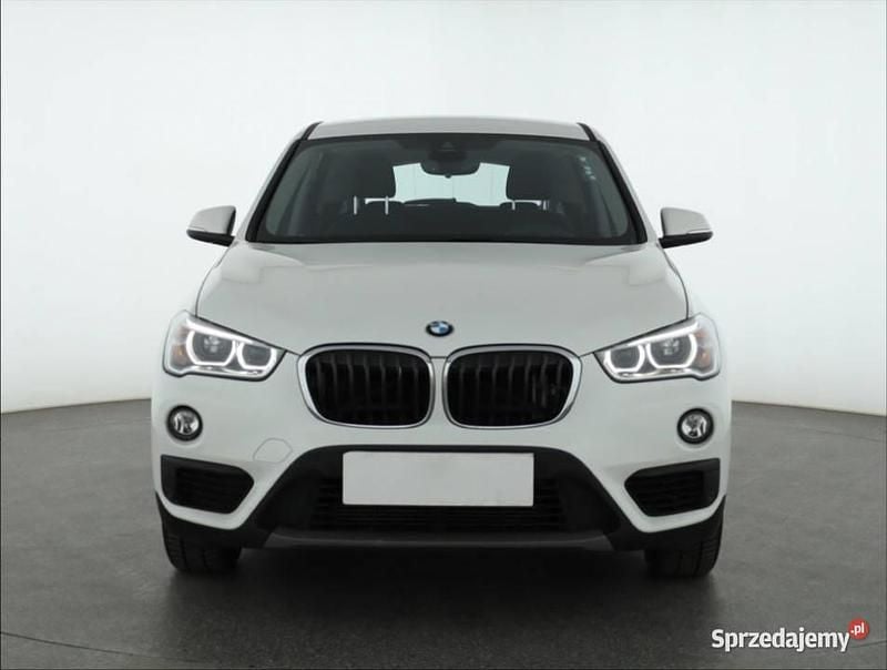 Biały Używany 2018 BMW X1 SUV | 73 999 zł (Uczciwa cena) - Obraz 1/4