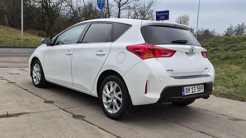 Używany Toyota Auris 132 KM (97 kW) 2014 Biały (metalik) Hatchback