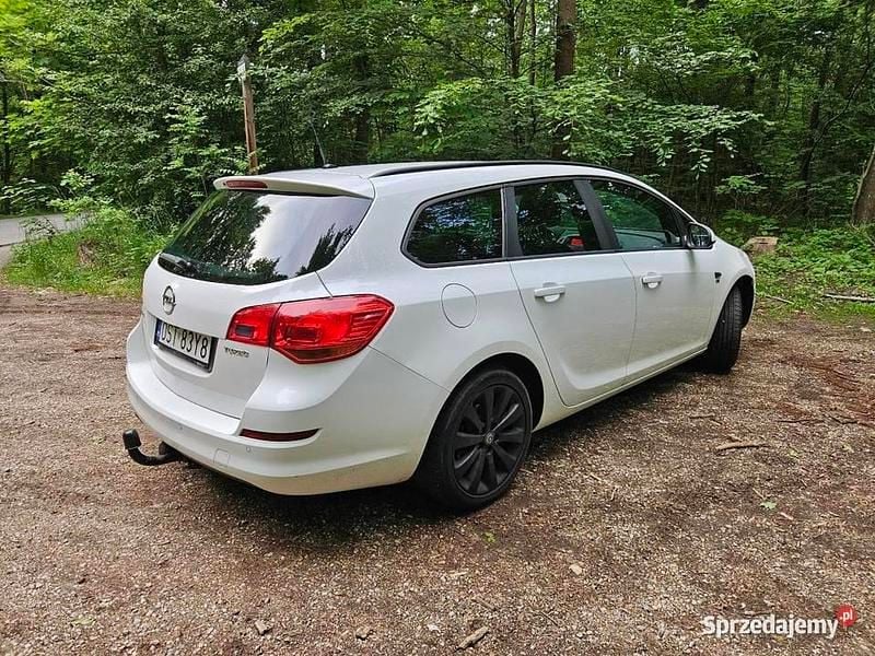 Biały Używany 2012 Opel Astra Kombi | 9000 zł (Dobra cena) - Obraz 1/4