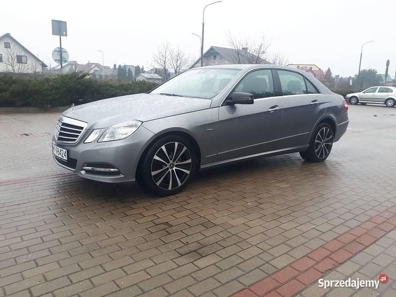 Szary Używany 2011 Mercedes E220 Sedan/Limuzyna | 47 800 zł (Drogi) - Obraz 1/4