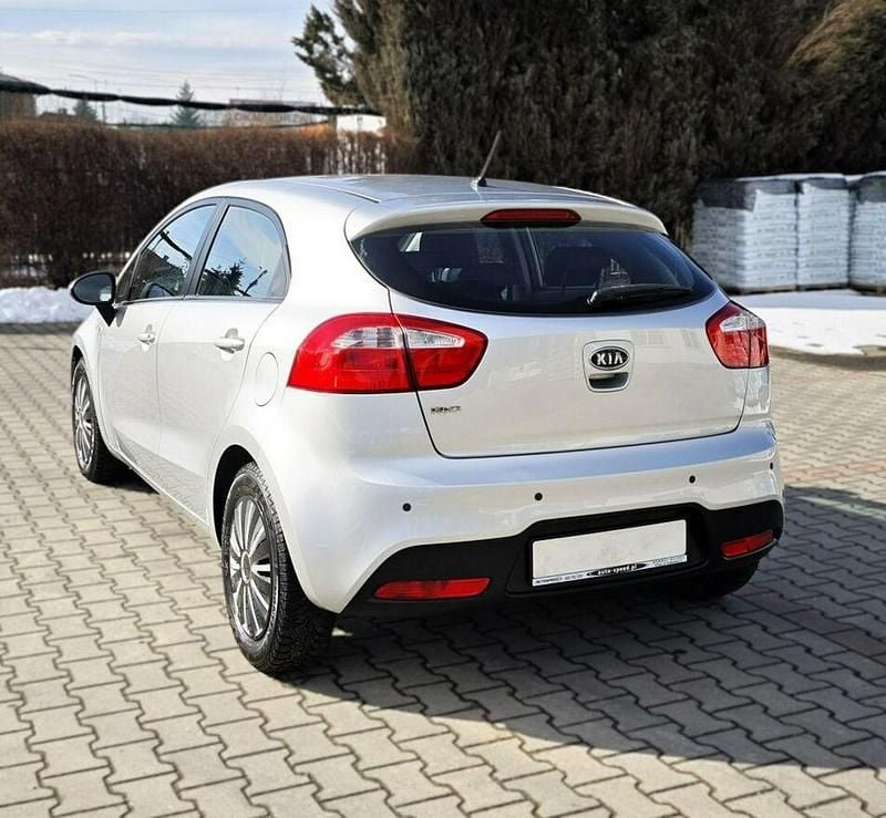 Używany Kia Rio 109 KM (80 kW) 2012 Srebrny Hatchback