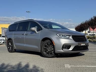 Srebrny Używany 2021 Chrysler Pacifica Touring SUV | 138 900 zł (Uczciwa cena) - Obraz 1/4