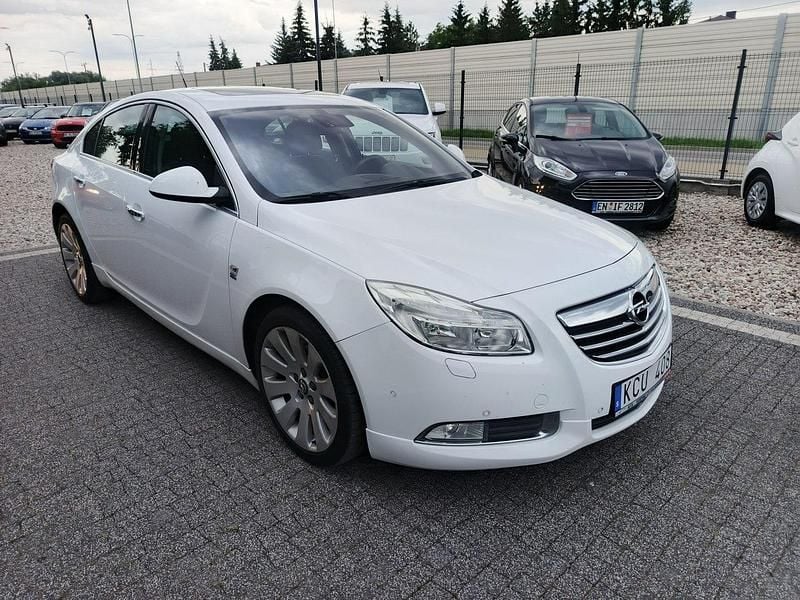 Biały Używany 2010 Opel Insignia OPC Hatchback | 26 000 zł (Uczciwa cena) - Obraz 1/4